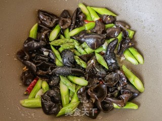 洋葱木耳炒芦笋的做法步骤：9
