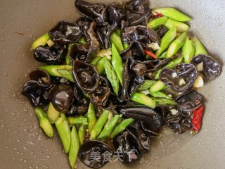 洋葱木耳炒芦笋的做法步骤：10