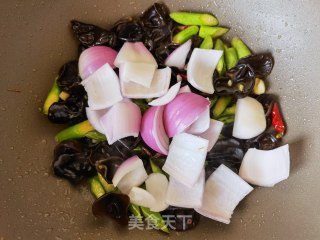 洋葱木耳炒芦笋的做法步骤：11