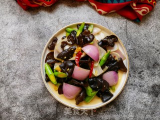洋葱木耳炒芦笋的做法步骤：13