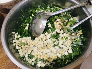韭菜鸡蛋豆腐包子的做法步骤：2