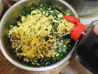 韭菜鸡蛋豆腐包子的做法步骤：3