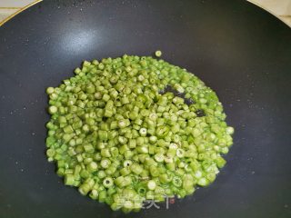 青椒炒豆角的做法步骤：1