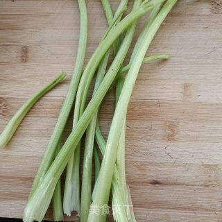 芹菜炒猪皮的做法步骤：1