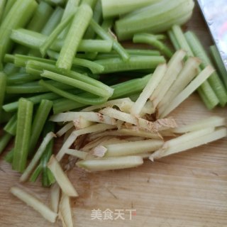 芹菜炒猪皮的做法步骤：3