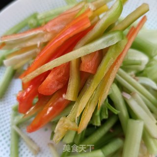 芹菜炒猪皮的做法步骤：5