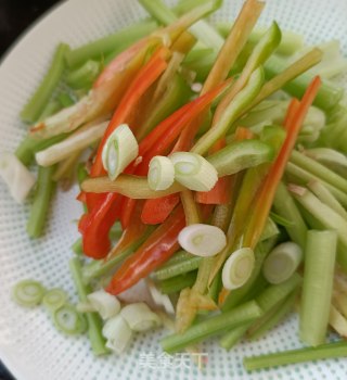 芹菜炒猪皮的做法步骤：6