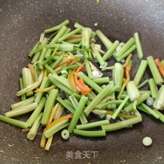 芹菜炒猪皮的做法步骤：10