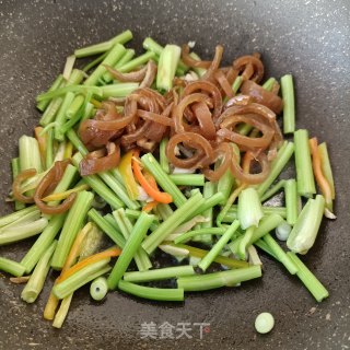 芹菜炒猪皮的做法步骤：11