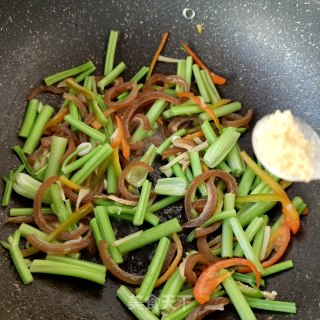 芹菜炒猪皮的做法步骤：12