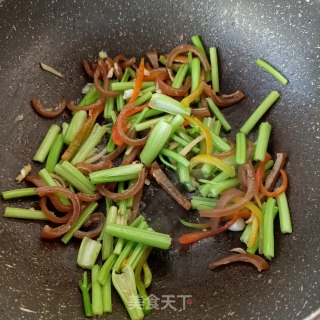 芹菜炒猪皮的做法步骤：13