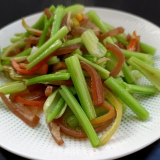 芹菜炒猪皮的做法步骤：14