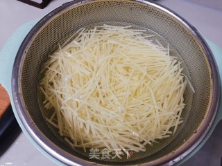 醋溜土豆丝的做法步骤：1