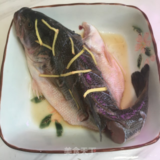 清蒸鲈鱼的做法步骤：1