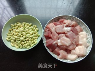 砂锅毛豆猪肉的做法步骤：1