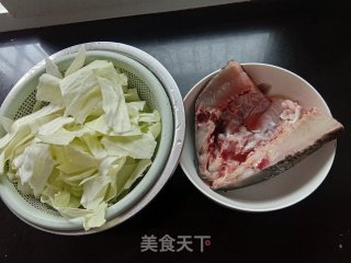 包菜炖鱼头的做法步骤：1