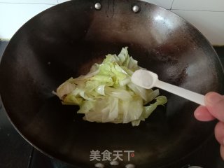包菜炖鱼头的做法步骤：2