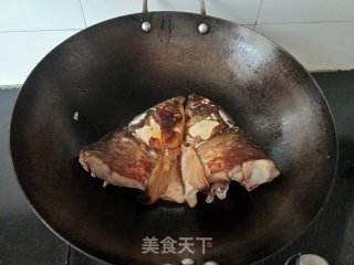 包菜炖鱼头的做法步骤：3