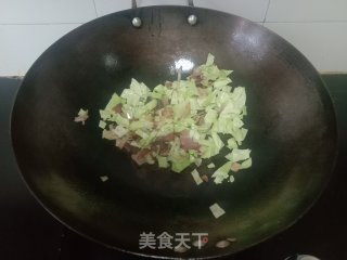 包菜腊肉炒饭的做法步骤：3