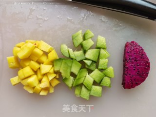 火龙果甜瓜油桃酸奶杯的做法步骤：2