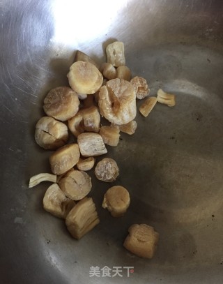 胡萝卜瑶柱扇骨粥的做法步骤：1