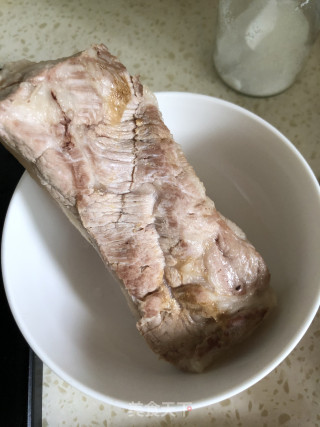 五花肉爆炒青椒的做法步骤：1