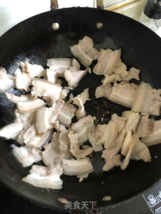 五花肉爆炒青椒的做法步骤：2