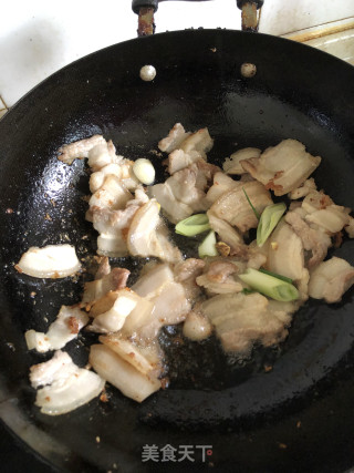 五花肉爆炒青椒的做法步骤：3