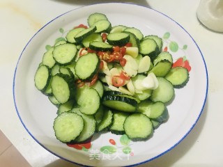 炝拌青瓜圈的做法步骤：1