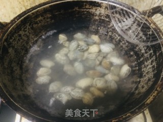 白灼花蛤的做法步骤：1