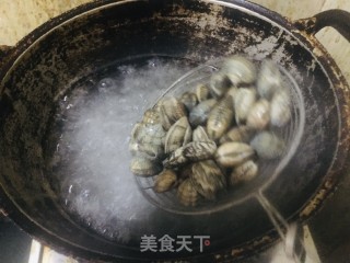 白灼花蛤的做法步骤：2