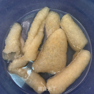 香菇焖炸猪皮的做法步骤：1