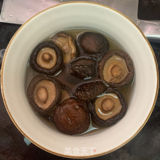 香菇焖炸猪皮的做法步骤：2