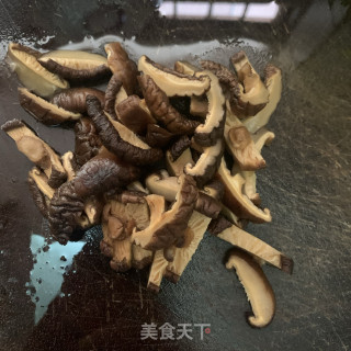 香菇焖炸猪皮的做法步骤：4