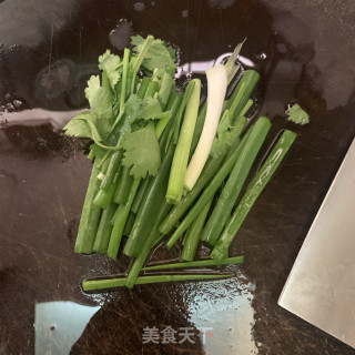 香菇焖炸猪皮的做法步骤：5