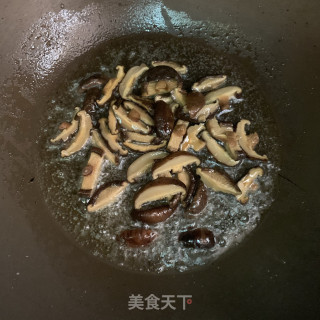 香菇焖炸猪皮的做法步骤：6