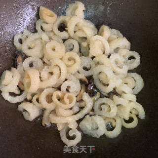 香菇焖炸猪皮的做法步骤：7