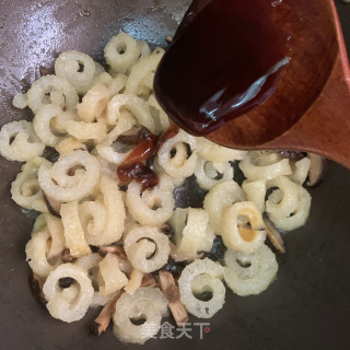 香菇焖炸猪皮的做法步骤：8