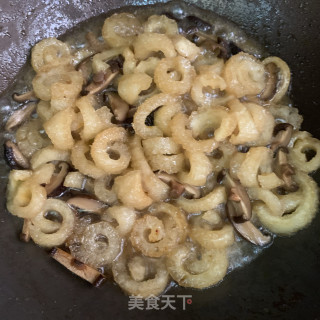 香菇焖炸猪皮的做法步骤：9
