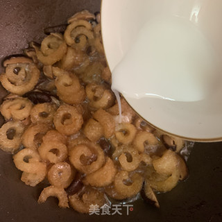 香菇焖炸猪皮的做法步骤：10