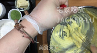 巧克力夹心抹茶曲奇，奶香味十足，醇厚巧克力，酥到掉渣的美食。的做法步骤：1