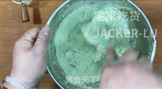 巧克力夹心抹茶曲奇，奶香味十足，醇厚巧克力，酥到掉渣的美食。的做法步骤：8