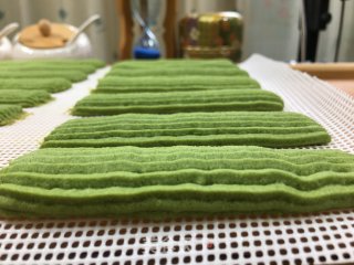 巧克力夹心抹茶曲奇，奶香味十足，醇厚巧克力，酥到掉渣的美食。的做法步骤：12