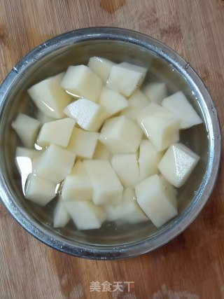 酸辣土豆烩丸子的做法步骤：3