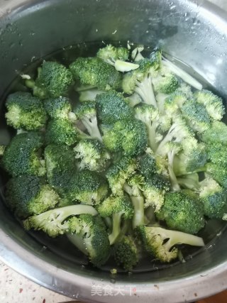 虾仁炒西兰花的做法步骤：4