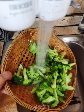 虾仁炒西兰花的做法步骤：8