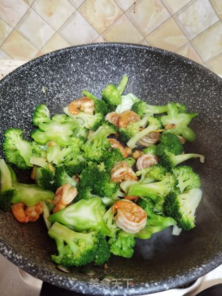 虾仁炒西兰花的做法步骤：11