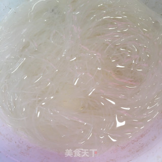 蒜蓉粉丝烧丝瓜的做法步骤：1