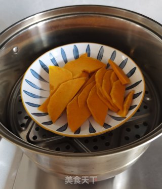 南瓜豆沙包的做法步骤：2