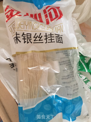 炸酱面的做法步骤：1